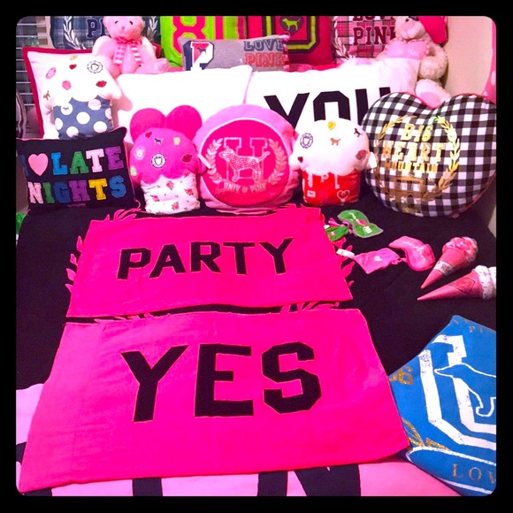 ๐PINK VS 2012 Pillow Cases HTF/RARE ๐ - Picture 2 of 3